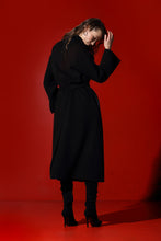 Load image into Gallery viewer, Mairita cashmere coat with silk lining - black