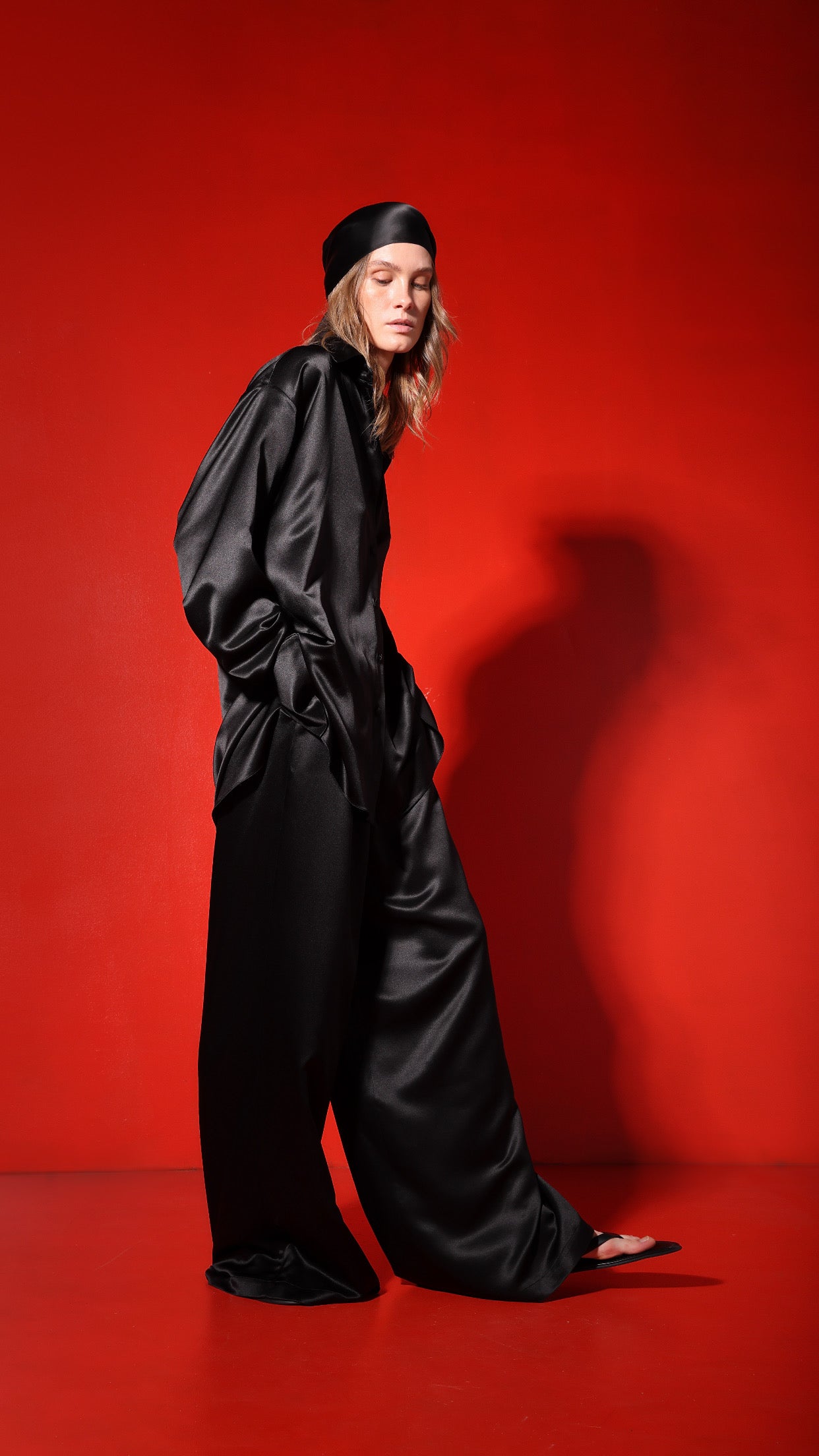 Silk wide leg trousers with pockets - black