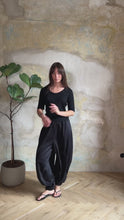 Load and play video in Gallery viewer, Balloon wide leg trousers - black
