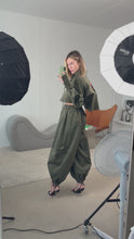 Load and play video in Gallery viewer, Cargo balloon trousers - chocolate
