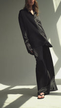 Load and play video in Gallery viewer, Silk wide leg trousers with pockets - black
