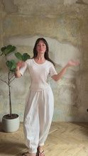 Load and play video in Gallery viewer, Balloon wide leg trousers - black
