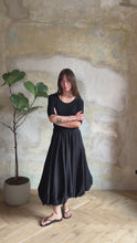 Load and play video in Gallery viewer, Balloon maxi skirt - black
